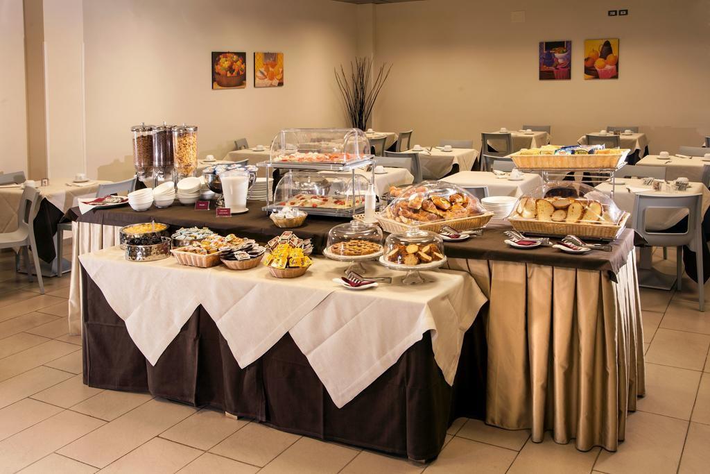 Hotel Artis Roma Esterno foto