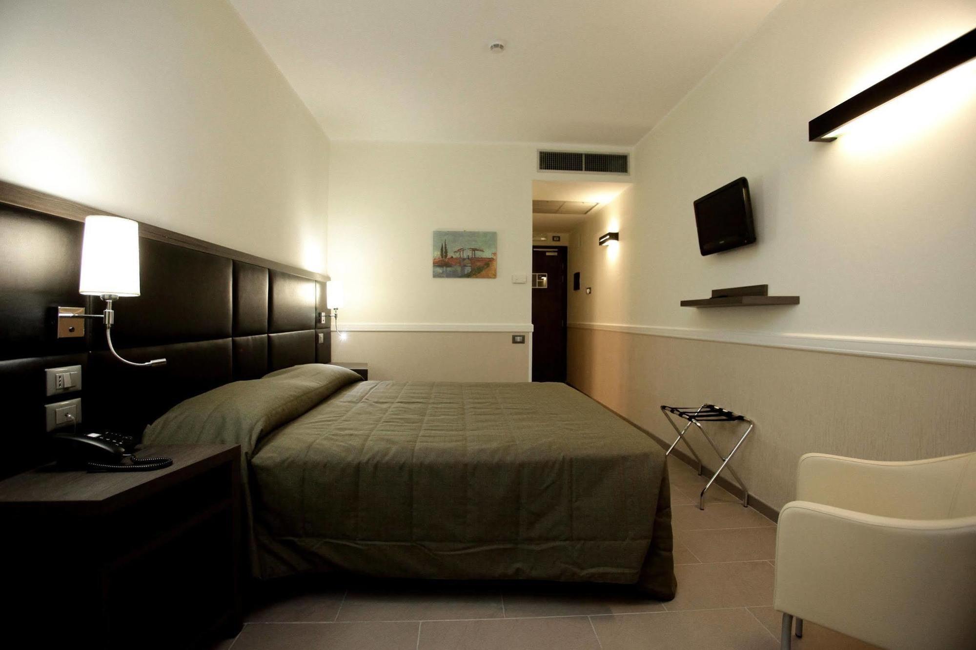 Hotel Artis Roma Esterno foto